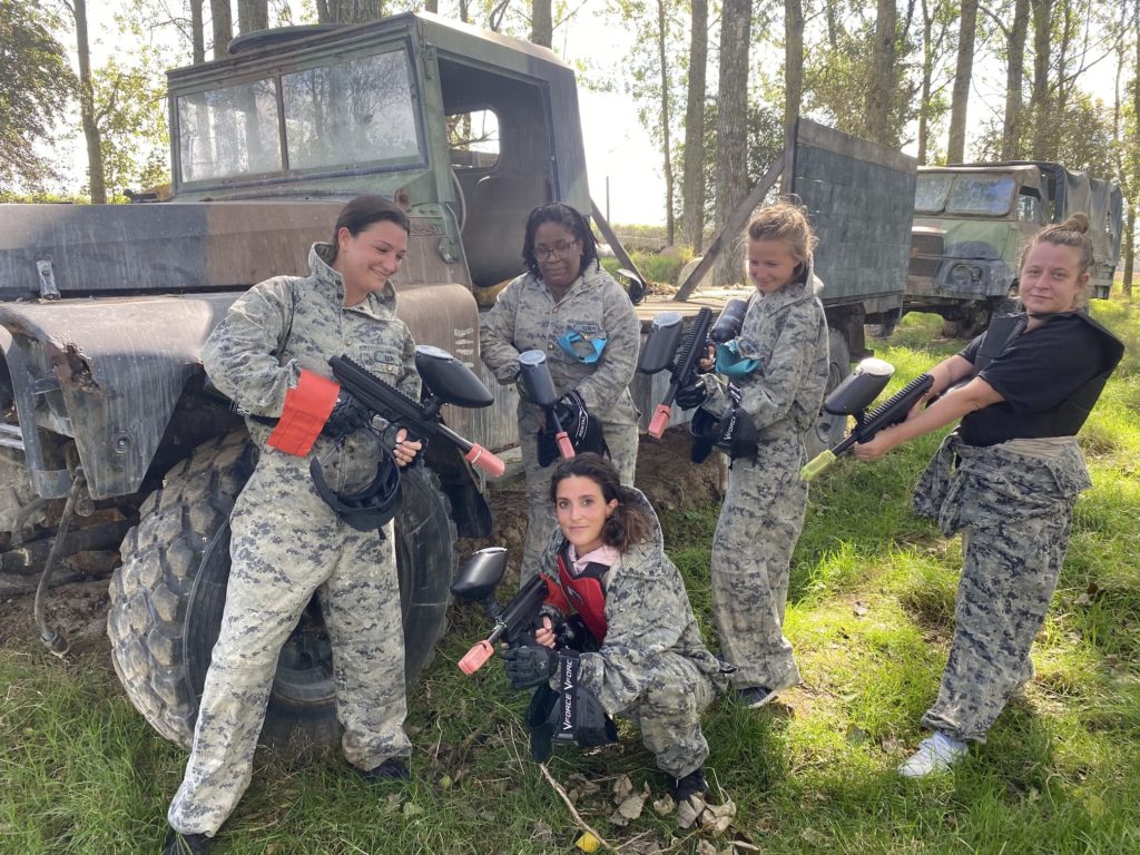 Groupe EVG EVJF pendant une partie de paintball chez D-Day Paintball